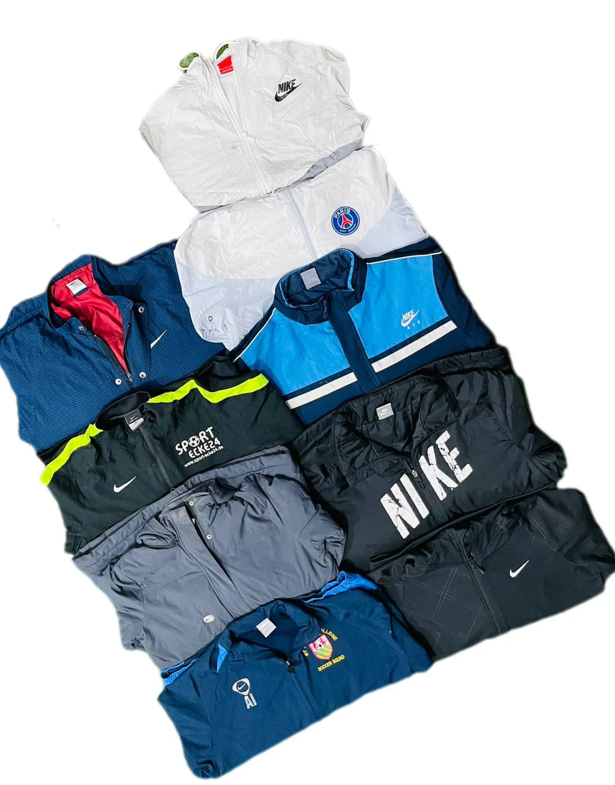 Nike parachute jackets 30 pcs