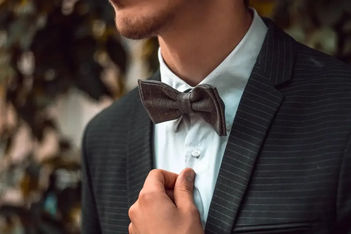 Red Pre-Tied Linen Bow Tie for Men - Perfect for Weddings and Special Occasions